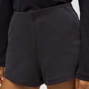 Women's Lululemon Ribbed Softstream 2” Shorts- size 4.